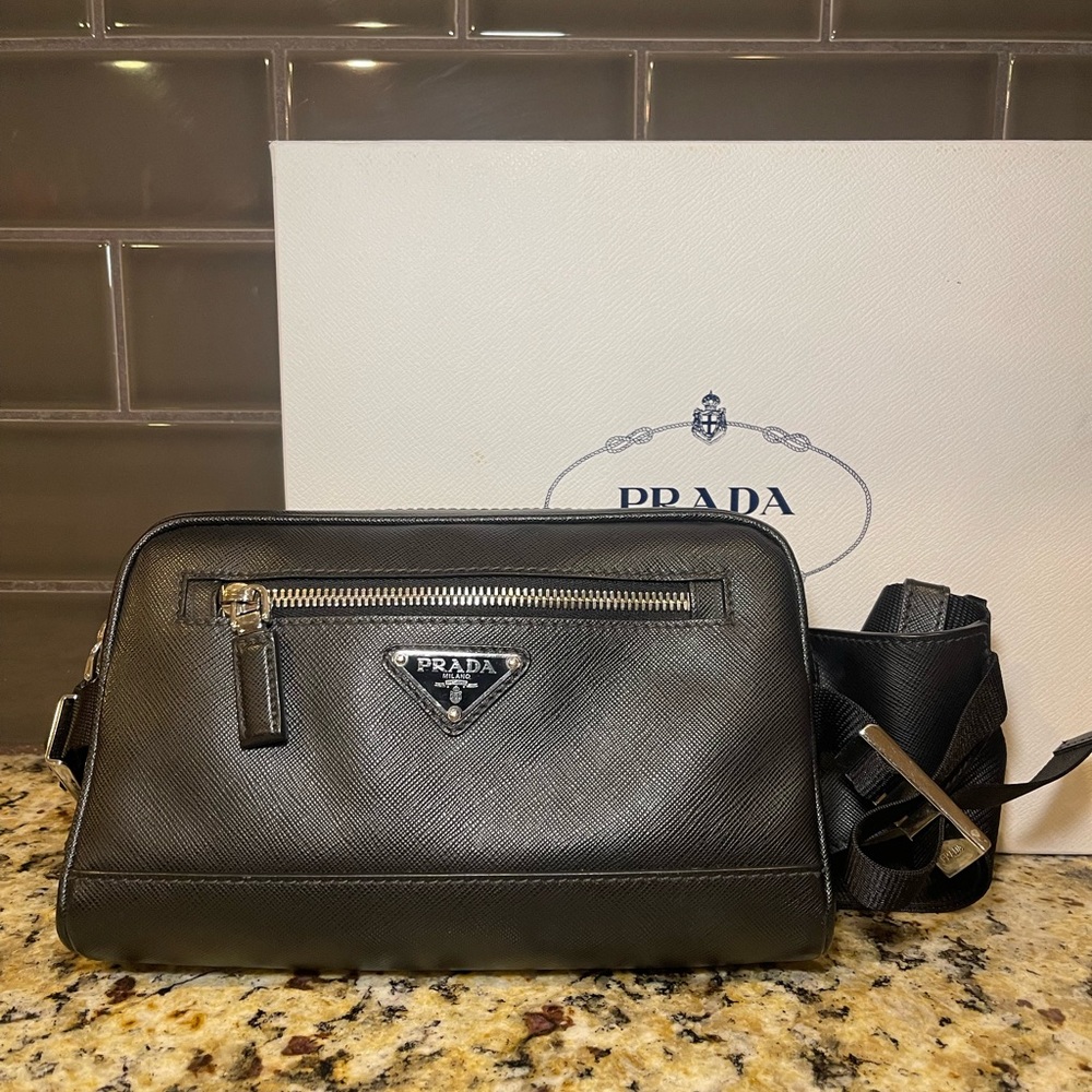 PRADA
Saffiano Leather Cross-body Bag
Item No. 2VH063